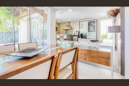 Casa de condomínio à venda com 552m², 4 quartos e 6 vagas