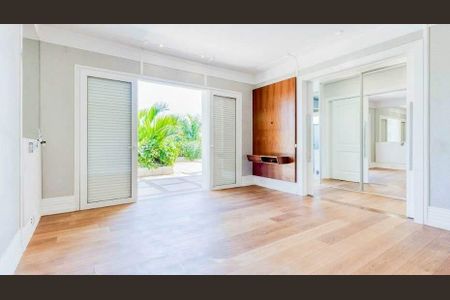 Casa de condomínio à venda com 552m², 4 quartos e 6 vagas