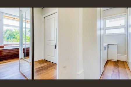 Casa de condomínio à venda com 552m², 4 quartos e 6 vagas