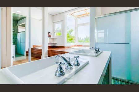 Casa de condomínio à venda com 552m², 4 quartos e 6 vagas