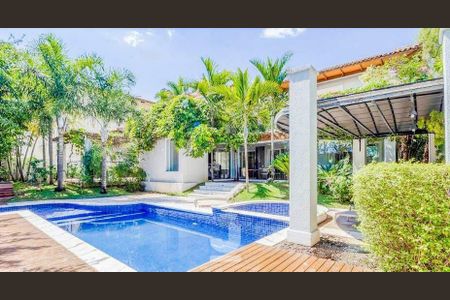 Casa de condomínio à venda com 552m², 4 quartos e 6 vagas