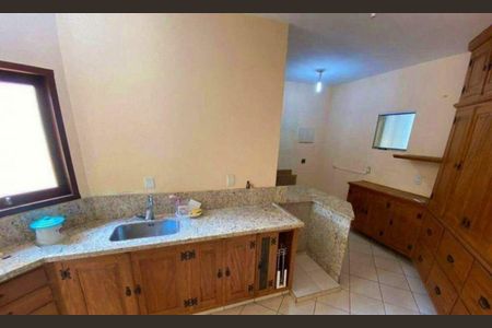 Casa à venda com 217m², 4 quartos e 4 vagas