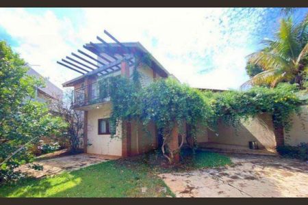 Casa à venda com 217m², 4 quartos e 4 vagas