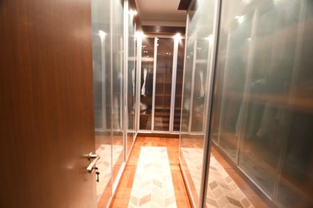 Casa de condomínio à venda com 470m², 4 quartos e 2 vagasCloset