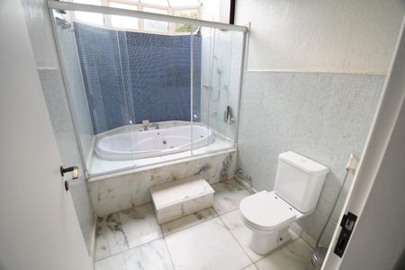 Casa de condomínio à venda com 470m², 4 quartos e 2 vagasBanheiro 2 - Suíte 