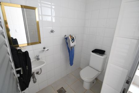 Casa de condomínio à venda com 470m², 4 quartos e 2 vagasBanheiro de serviço