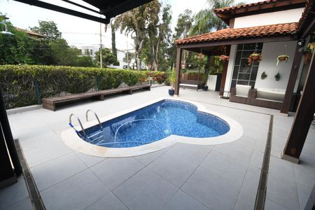 Casa de condomínio à venda com 470m², 4 quartos e 2 vagasPiscina