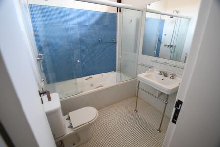 Casa de condomínio à venda com 470m², 4 quartos e 2 vagasBanheiro 3 - Suíte 