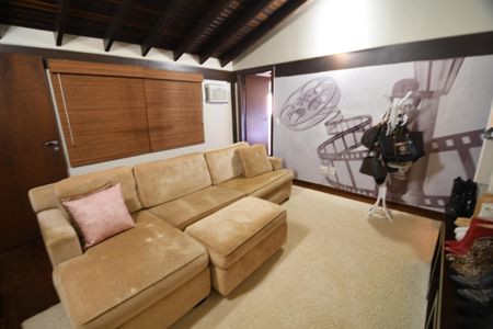 Casa de condomínio à venda com 470m², 4 quartos e 2 vagasSala de TV