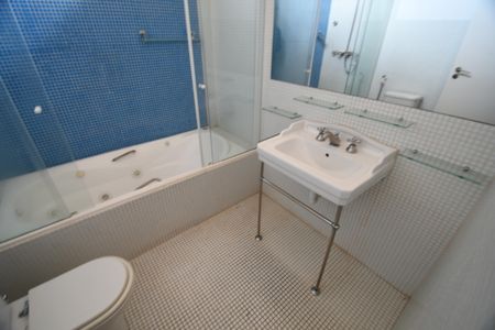 Casa de condomínio à venda com 470m², 4 quartos e 2 vagasBanheiro 3 - Suíte 