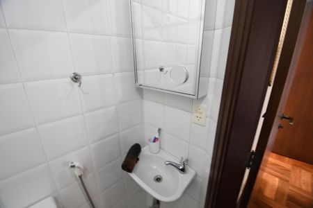 Casa de condomínio à venda com 470m², 4 quartos e 2 vagasBanheiro de serviço