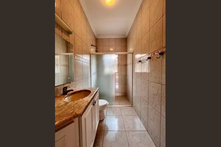 Casa de condomínio à venda com 356m², 3 quartos e 6 vagas Casa de condomínio à venda com 356m², 3 quartos e 6 vagasBanheiro da Suíte 1