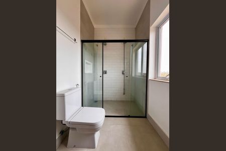 Casa de condomínio à venda com 356m², 3 quartos e 6 vagas Casa de condomínio à venda com 356m², 3 quartos e 6 vagasBanheiro da Suíte 3