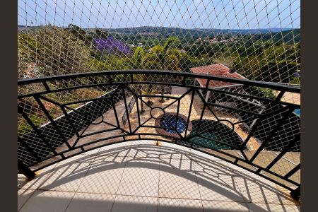 Casa de condomínio à venda com 356m², 3 quartos e 6 vagas Casa de condomínio à venda com 356m², 3 quartos e 6 vagasSacada