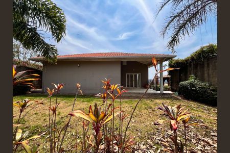 Casa de condomínio à venda com 356m², 3 quartos e 6 vagas Casa de condomínio à venda com 356m², 3 quartos e 6 vagasÁrea externa