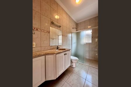 Casa de condomínio à venda com 356m², 3 quartos e 6 vagas Casa de condomínio à venda com 356m², 3 quartos e 6 vagasBanheiro da Suíte 1