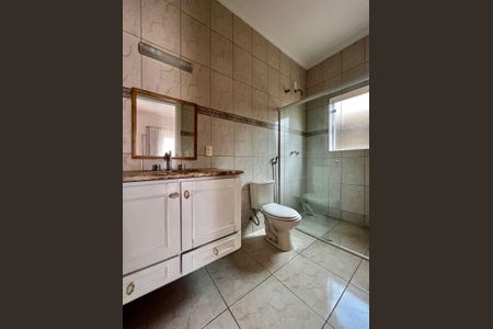 Casa de condomínio à venda com 356m², 3 quartos e 6 vagas Casa de condomínio à venda com 356m², 3 quartos e 6 vagasBanheiro da Suíte 2