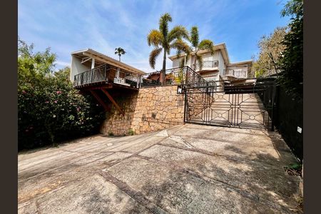 Casa de condomínio à venda com 356m², 3 quartos e 6 vagas Casa de condomínio à venda com 356m², 3 quartos e 6 vagasFachada da Casa