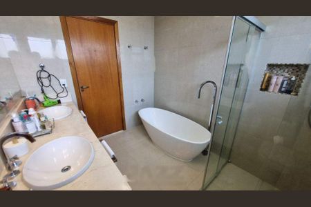 Casa de condomínio à venda com 330m², 4 quartos e 4 vagas