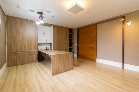 Casa de condomínio à venda com 434m², 4 quartos e 4 vagas Casa de condomínio à venda com 434m², 4 quartos e 4 vagasEscritório