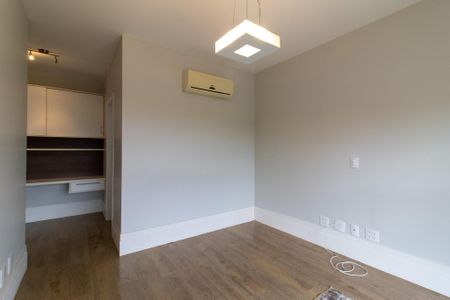 Casa de condomínio à venda com 434m², 4 quartos e 4 vagas Casa de condomínio à venda com 434m², 4 quartos e 4 vagasSuíte 3