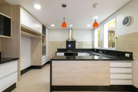 Casa de condomínio à venda com 434m², 4 quartos e 4 vagas Casa de condomínio à venda com 434m², 4 quartos e 4 vagasCozinha