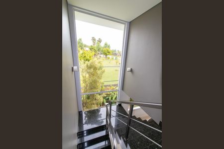 Casa de condomínio à venda com 434m², 4 quartos e 4 vagas Casa de condomínio à venda com 434m², 4 quartos e 4 vagasEscada