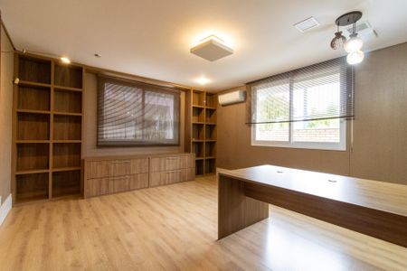 Casa de condomínio à venda com 434m², 4 quartos e 4 vagas Casa de condomínio à venda com 434m², 4 quartos e 4 vagasEscritório