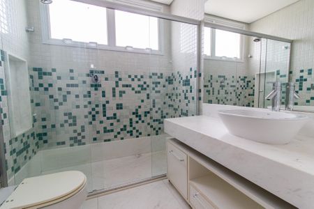 Casa de condomínio à venda com 434m², 4 quartos e 4 vagas Casa de condomínio à venda com 434m², 4 quartos e 4 vagasBanheiro da Suíte 4