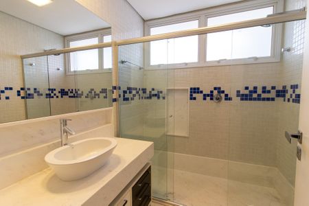 Casa de condomínio à venda com 434m², 4 quartos e 4 vagas Casa de condomínio à venda com 434m², 4 quartos e 4 vagasBanheiro da Suíte 2