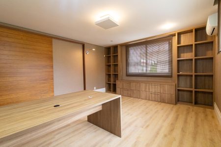 Casa de condomínio à venda com 434m², 4 quartos e 4 vagas Casa de condomínio à venda com 434m², 4 quartos e 4 vagasEscritório