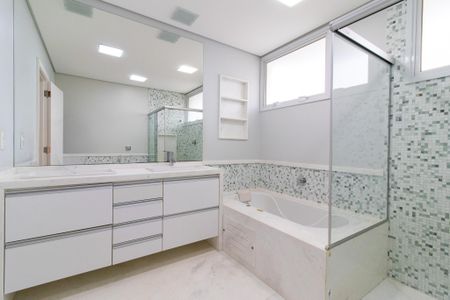 Casa de condomínio à venda com 434m², 4 quartos e 4 vagas Casa de condomínio à venda com 434m², 4 quartos e 4 vagasBanheiro da Suíte 1