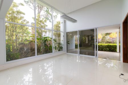 Casa de condomínio à venda com 434m², 4 quartos e 4 vagas Casa de condomínio à venda com 434m², 4 quartos e 4 vagasSala