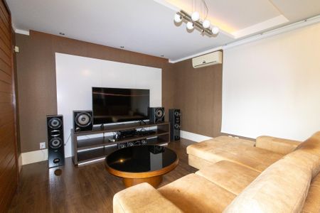 Casa de condomínio à venda com 434m², 4 quartos e 4 vagas Casa de condomínio à venda com 434m², 4 quartos e 4 vagasSala de TV