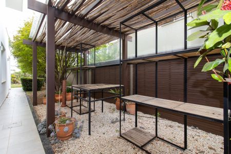 Casa de condomínio à venda com 434m², 4 quartos e 4 vagas Casa de condomínio à venda com 434m², 4 quartos e 4 vagasÁrea externa