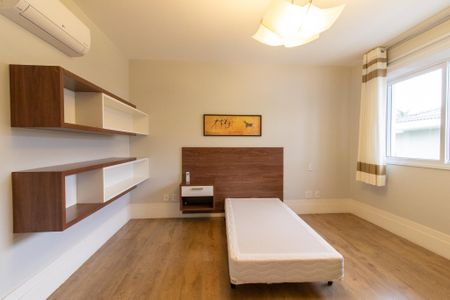 Casa de condomínio à venda com 434m², 4 quartos e 4 vagas Casa de condomínio à venda com 434m², 4 quartos e 4 vagasSuíte 2