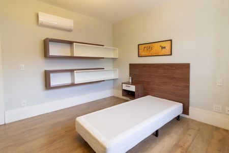 Casa de condomínio à venda com 434m², 4 quartos e 4 vagas Casa de condomínio à venda com 434m², 4 quartos e 4 vagasSuíte 2