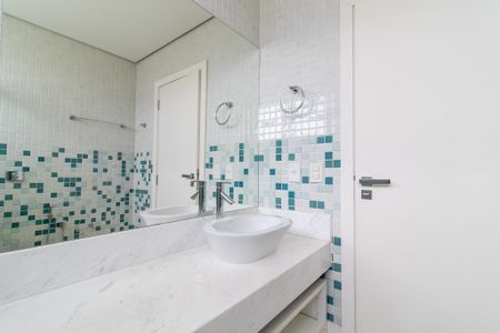 Casa de condomínio à venda com 434m², 4 quartos e 4 vagas Casa de condomínio à venda com 434m², 4 quartos e 4 vagasBanheiro da Suíte 4