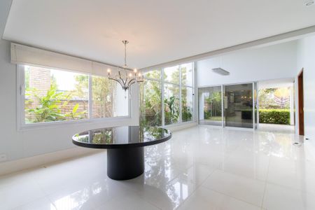 Casa de condomínio à venda com 434m², 4 quartos e 4 vagas Casa de condomínio à venda com 434m², 4 quartos e 4 vagasSala