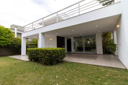 Casa de condomínio à venda com 434m², 4 quartos e 4 vagas Casa de condomínio à venda com 434m², 4 quartos e 4 vagasÁrea externa