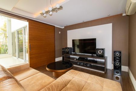 Casa de condomínio à venda com 434m², 4 quartos e 4 vagas Casa de condomínio à venda com 434m², 4 quartos e 4 vagasSala de TV