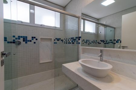 Casa de condomínio à venda com 434m², 4 quartos e 4 vagas Casa de condomínio à venda com 434m², 4 quartos e 4 vagasBanheiro da Suíte 3