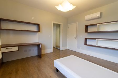 Casa de condomínio à venda com 434m², 4 quartos e 4 vagas Casa de condomínio à venda com 434m², 4 quartos e 4 vagasSuíte 2