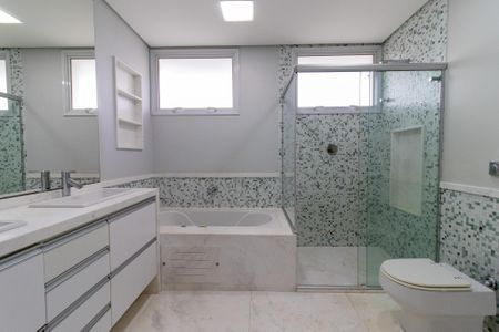 Casa de condomínio à venda com 434m², 4 quartos e 4 vagas Casa de condomínio à venda com 434m², 4 quartos e 4 vagasBanheiro da Suíte 1