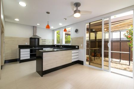 Casa de condomínio à venda com 434m², 4 quartos e 4 vagas Casa de condomínio à venda com 434m², 4 quartos e 4 vagasCozinha