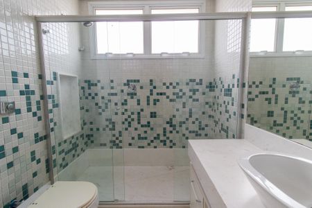 Casa de condomínio à venda com 434m², 4 quartos e 4 vagas Casa de condomínio à venda com 434m², 4 quartos e 4 vagasBanheiro da Suíte 4