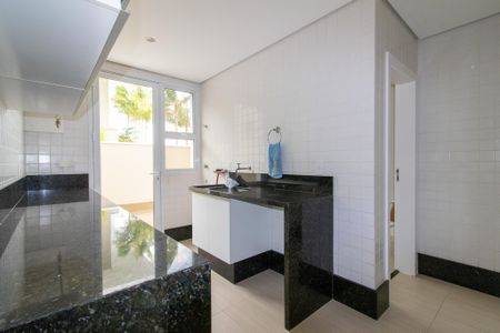 Casa de condomínio à venda com 434m², 4 quartos e 4 vagas Casa de condomínio à venda com 434m², 4 quartos e 4 vagasÁrea de Serviço