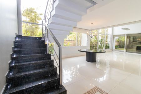 Casa de condomínio à venda com 434m², 4 quartos e 4 vagas Casa de condomínio à venda com 434m², 4 quartos e 4 vagasSala