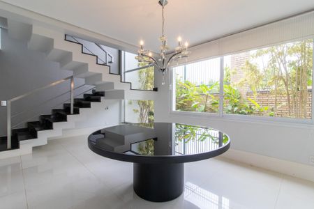 Casa de condomínio à venda com 434m², 4 quartos e 4 vagas Casa de condomínio à venda com 434m², 4 quartos e 4 vagasSala