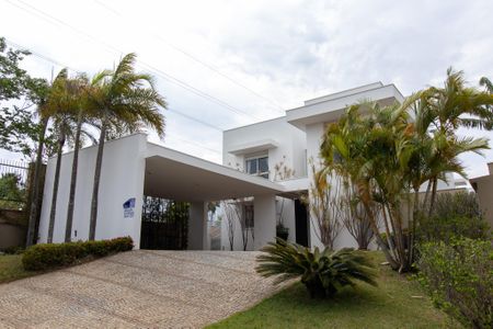 Casa de condomínio à venda com 434m², 4 quartos e 4 vagas Casa de condomínio à venda com 434m², 4 quartos e 4 vagasFachada